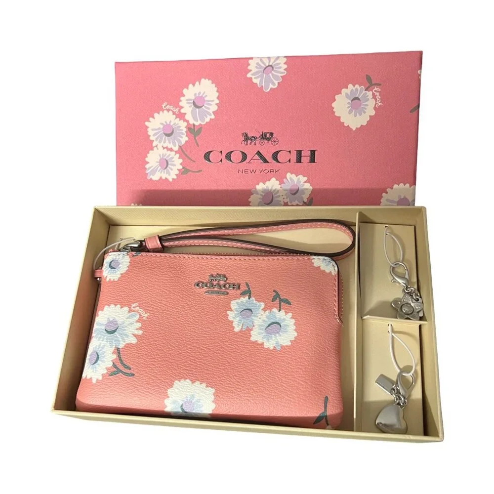 COACH | Boxed Corner Wristlet | Pink | With Daisy Print | NWT| Style #3218 - Picture 4 of 7